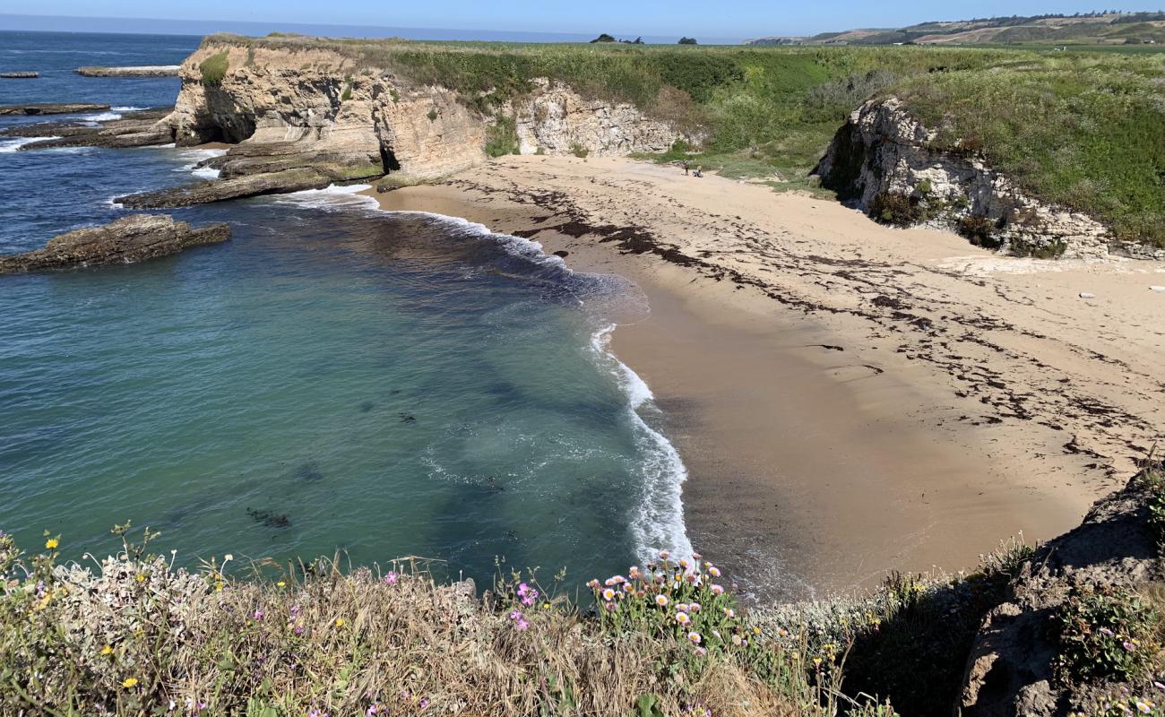 Photo de Strawberry Beach avec sable lumineux de surface