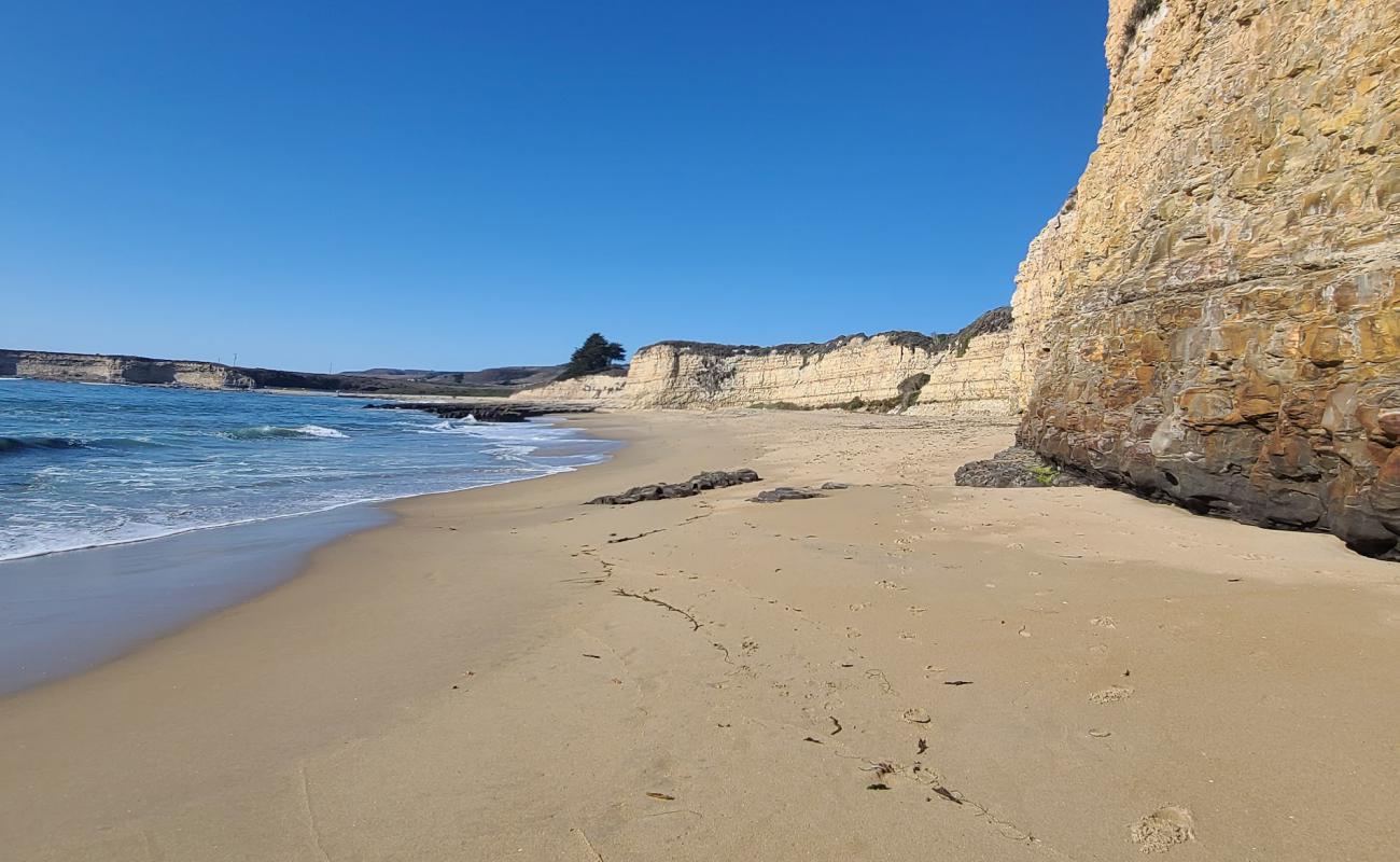 Photo de Four Mile Beach avec sable fin et lumineux de surface