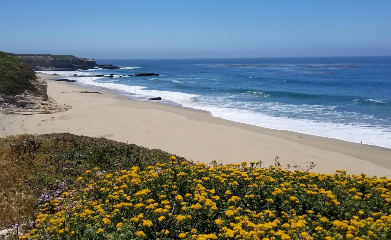 Photo de Red, White and Blue Beach avec sable lumineux de surface