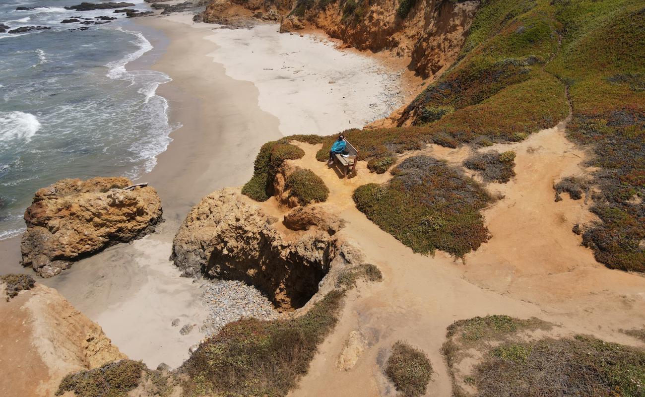 Photo de Pescadero Beach avec sable brillant et rochers de surface