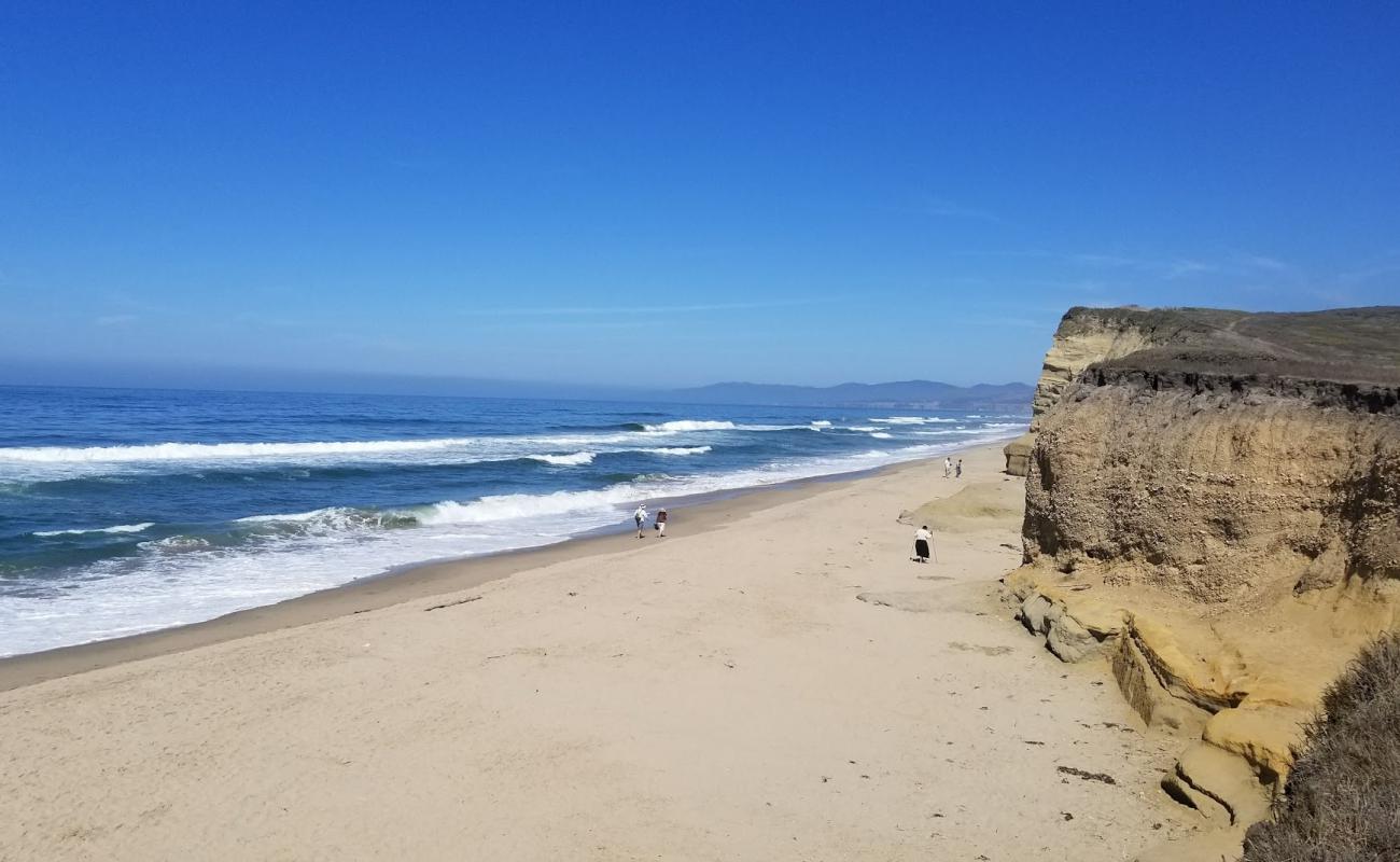 Photo de Pomponio Beach avec sable lumineux de surface