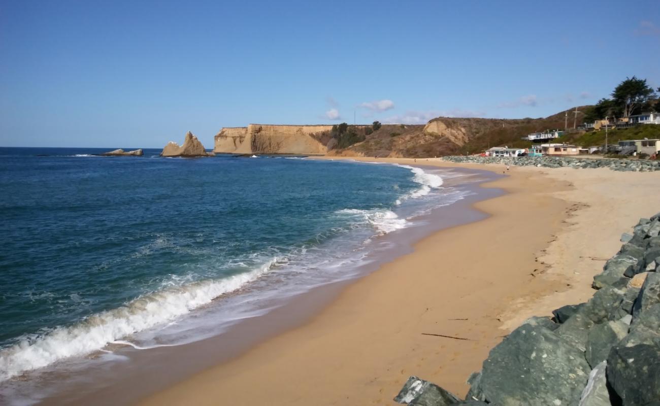 Photo de Martin's Beach avec sable lumineux de surface