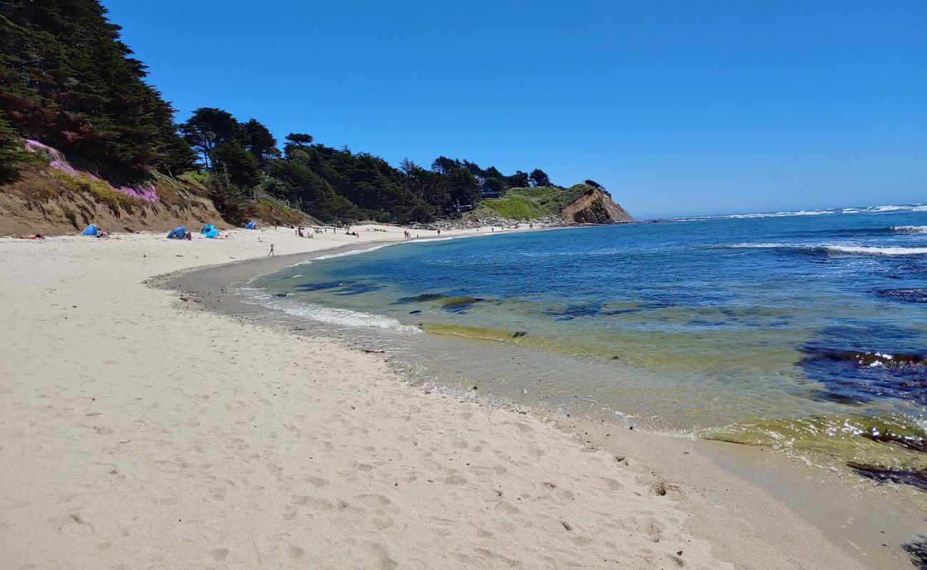 Photo de Moss Beach avec sable lumineux de surface