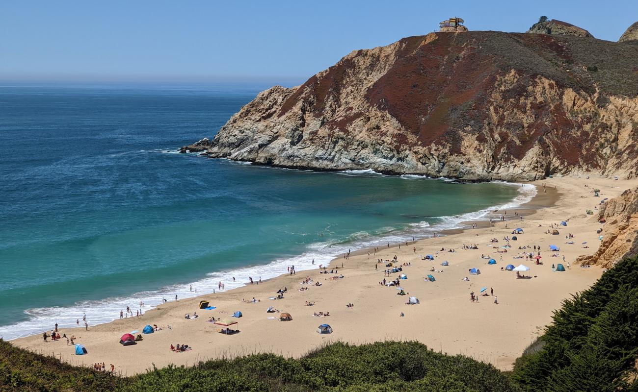 Photo de Gray Whale Cove Beach avec sable fin et lumineux de surface