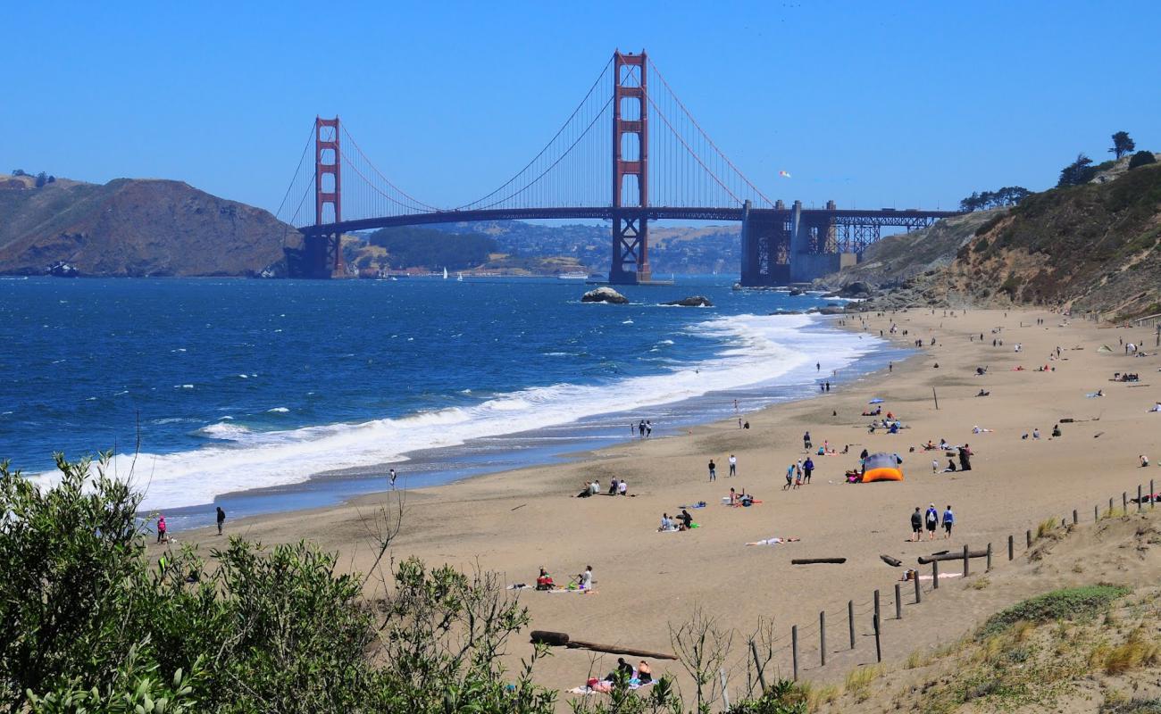 Photo de Baker Beach avec sable lumineux de surface