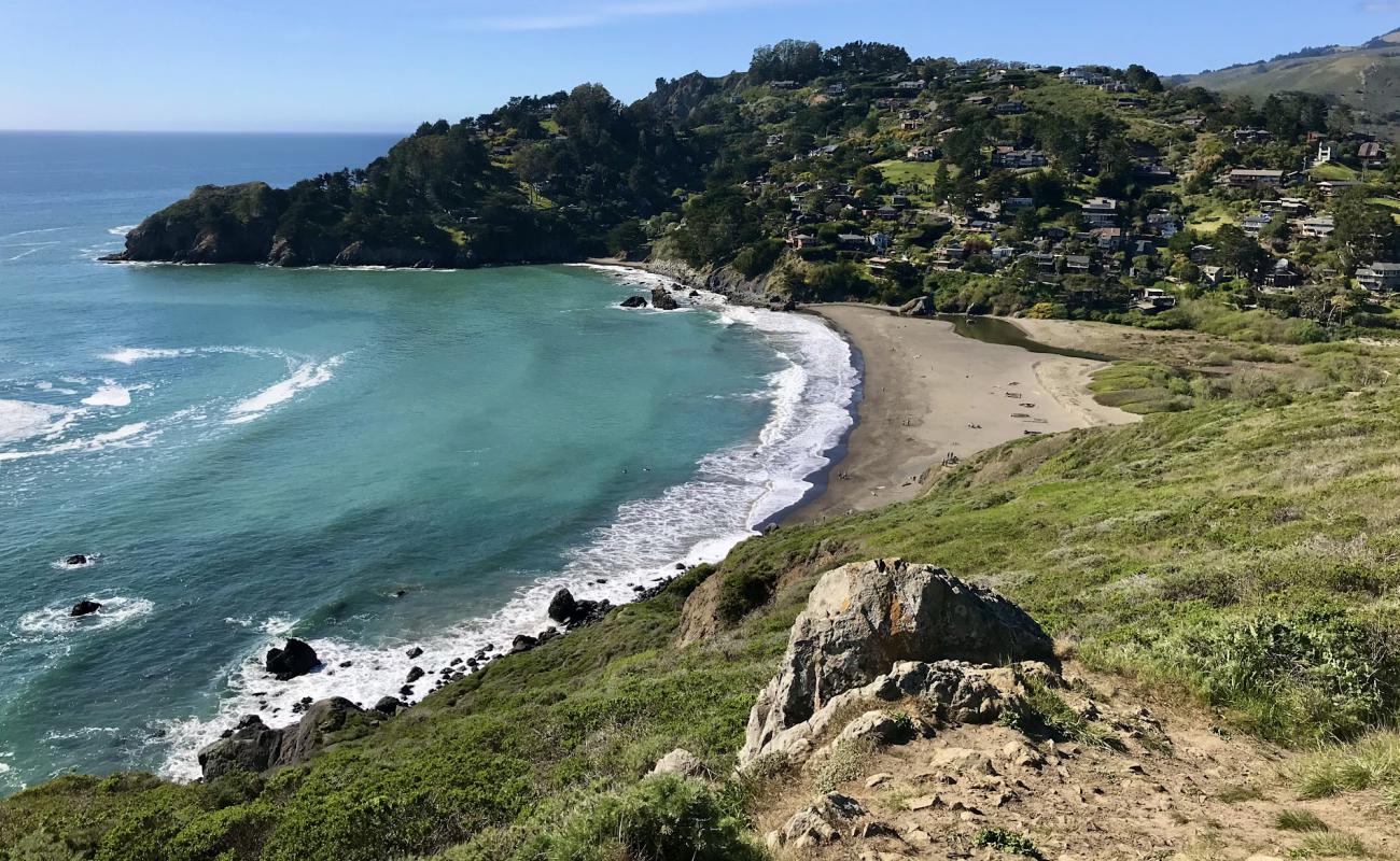 Photo de Muir Beach avec sable lumineux de surface