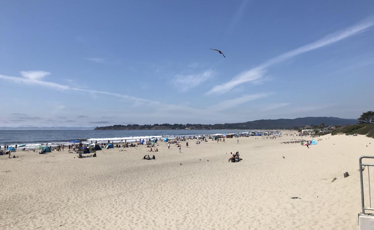 Photo de Stinson Beach avec sable lumineux de surface