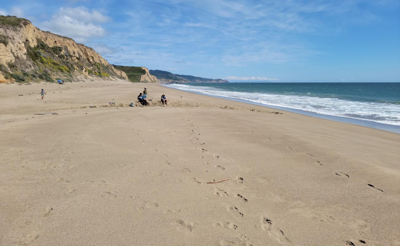 Photo de Santa Maria Beach avec sable lumineux de surface