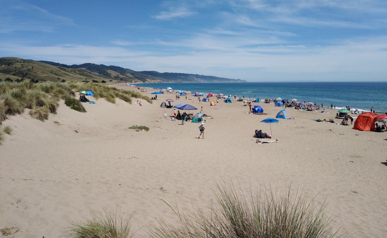 Photo de Limantour Beach avec sable lumineux de surface