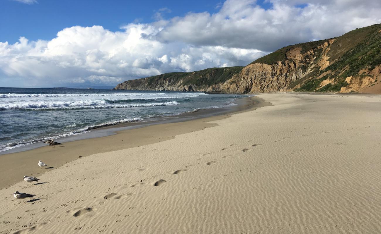 Photo de McClures Beach avec sable beige de surface
