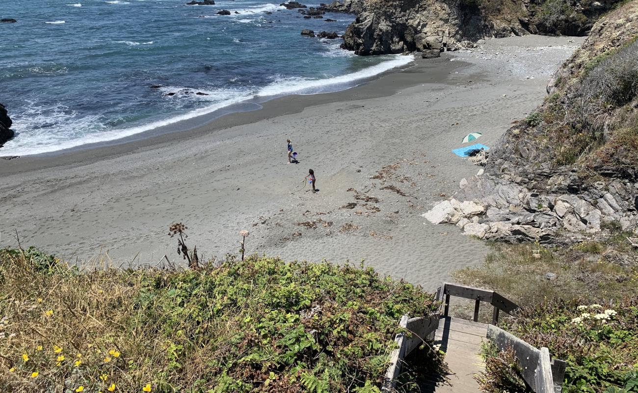 Photo de Pebble Beach avec sable gris & rochers de surface