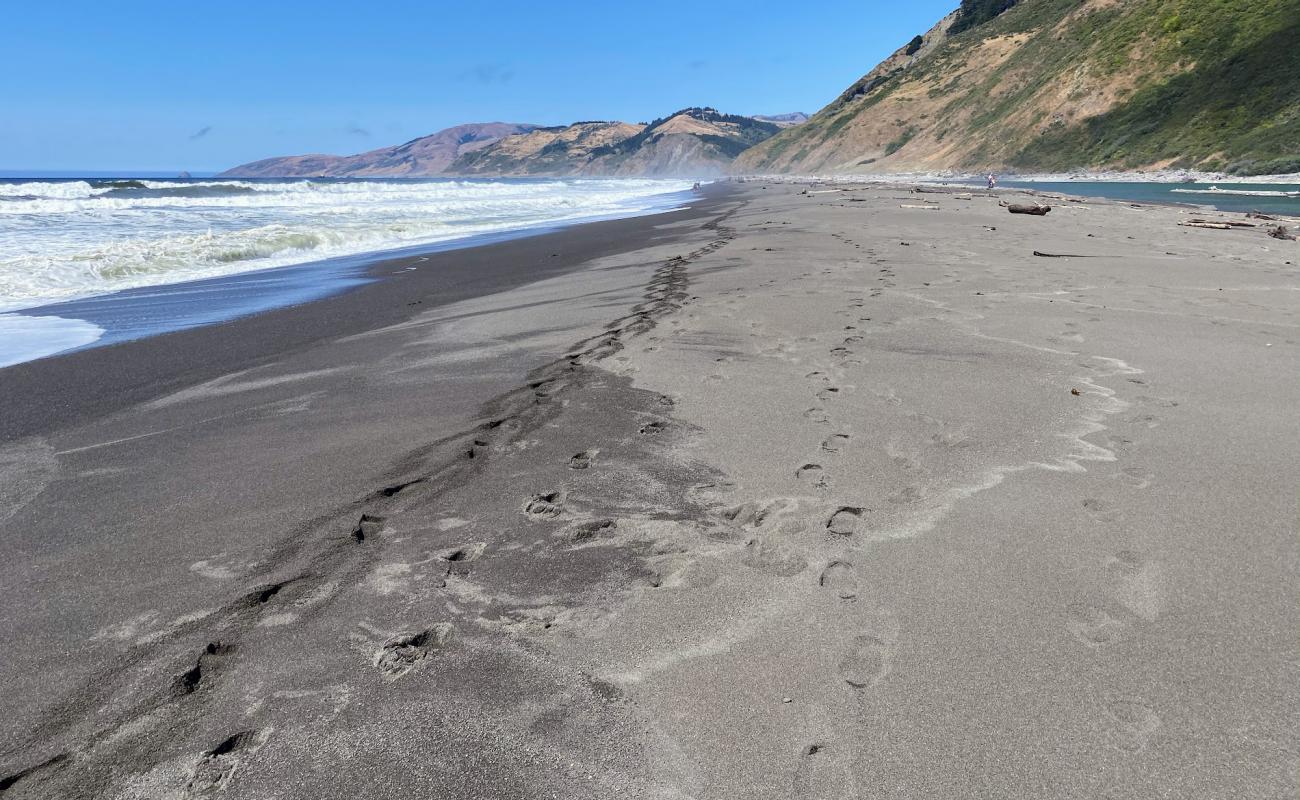 Photo de Mattole Beach avec sable gris avec caillou de surface