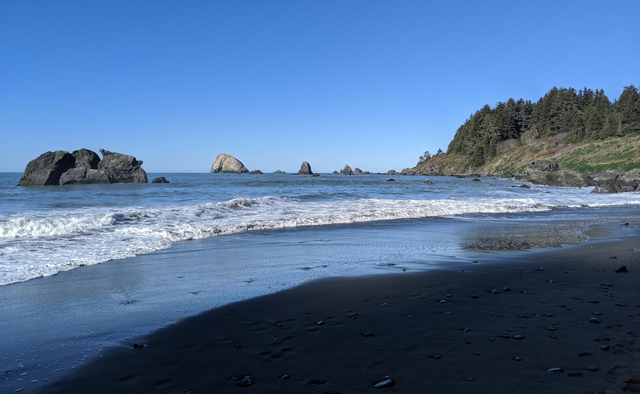 Photo de Hidden Beach avec sable gris & rochers de surface