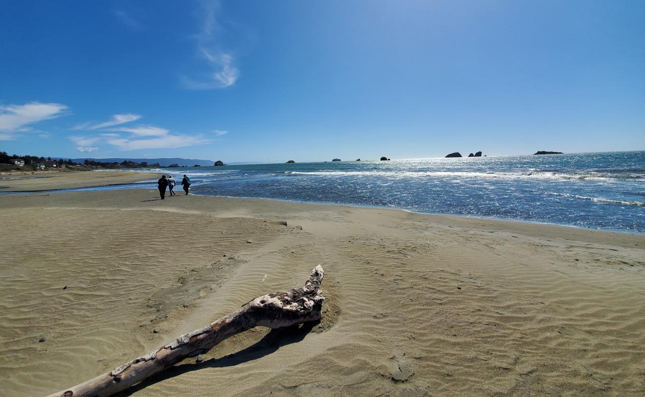 Photo de Pebble Beach avec sable clair avec caillou de surface