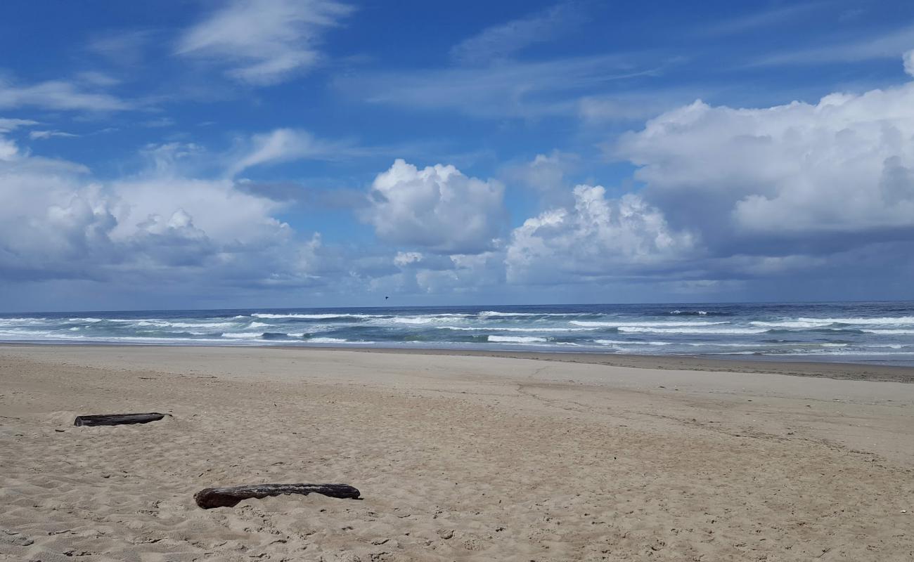 Photo de Umpqua Beach avec sable beige de surface