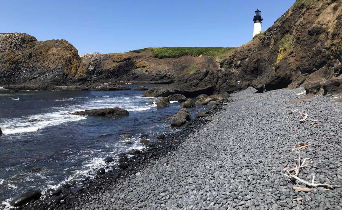 Photo de Cobble Beach avec galets noirs de surface