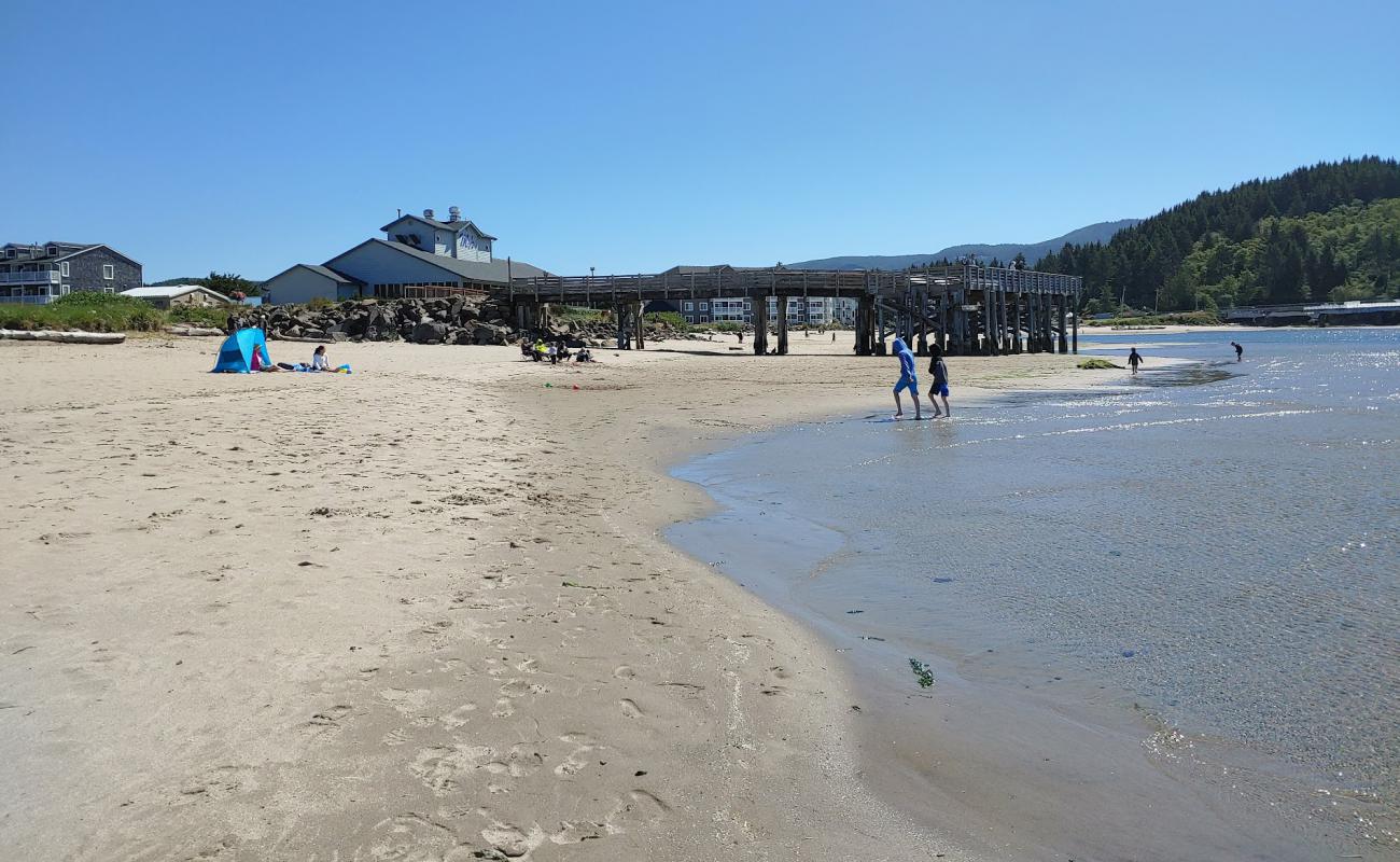 Photo de Lincoln City Beach avec sable beige de surface