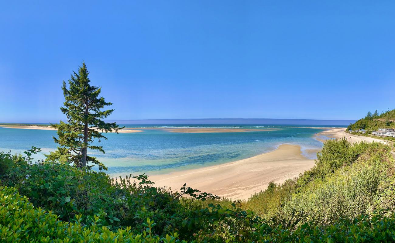 Photo de Happy Camp Beach avec sable beige de surface