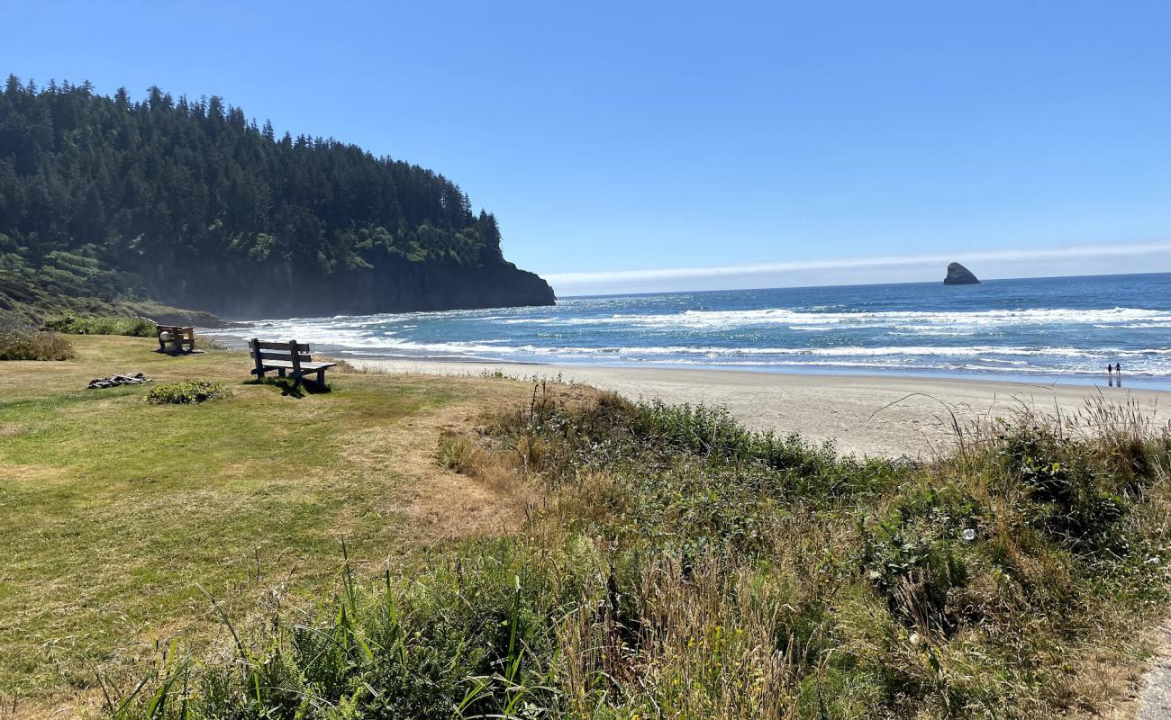 Photo de Cape Meares Beach avec sable lumineux de surface