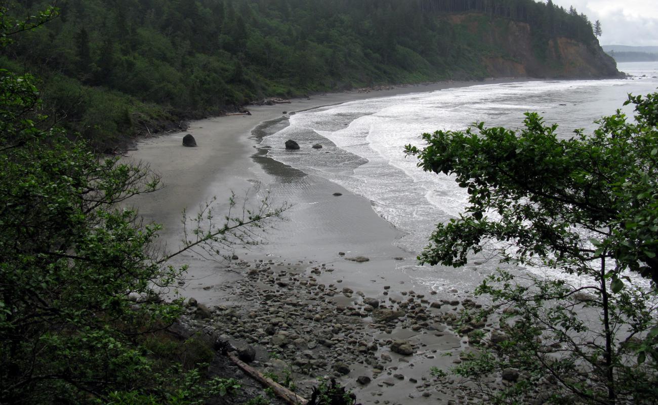 Photo de Jefferson Beach avec sable gris & rochers de surface