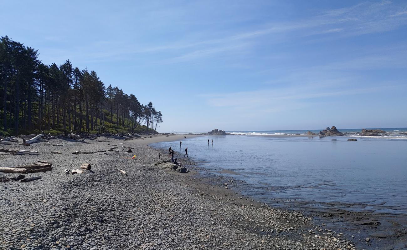 Photo de Mosquito Creek Beach avec sable gris & rochers de surface