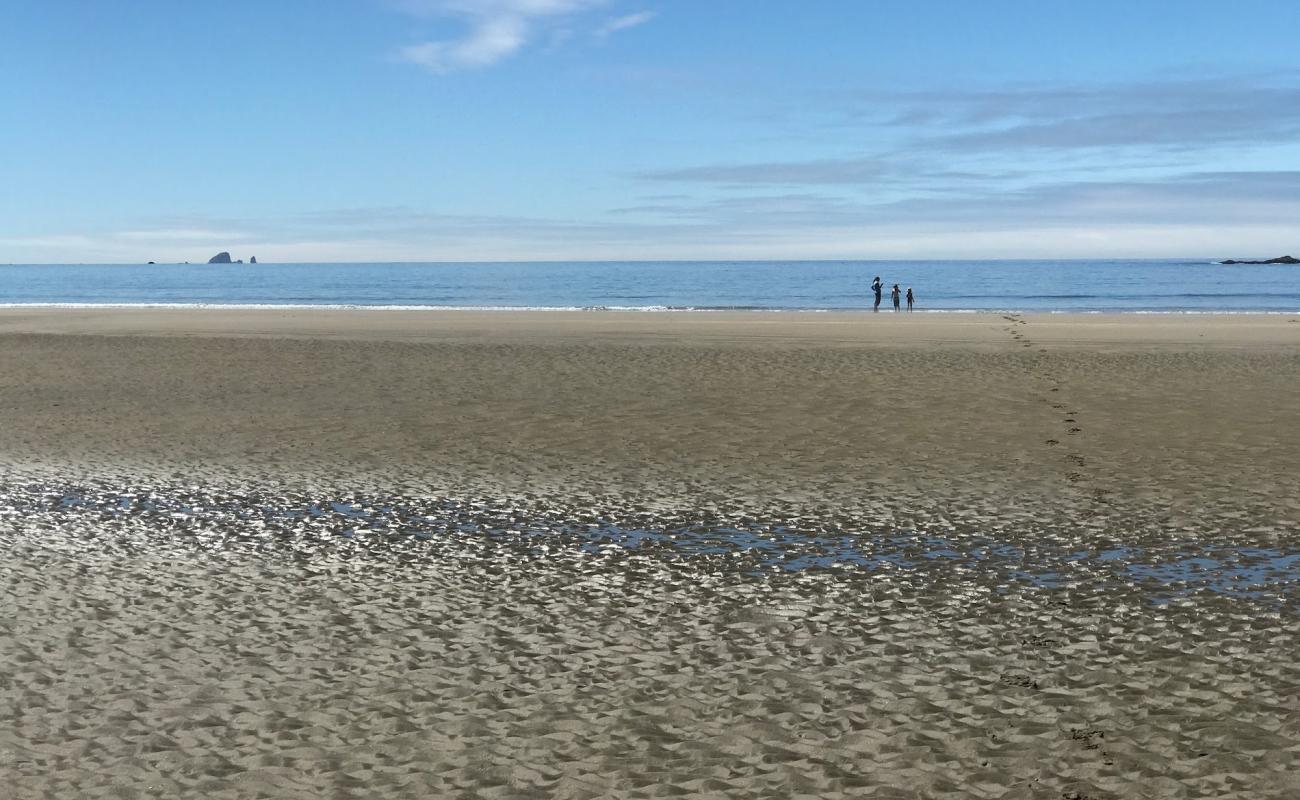 Photo de Sand Point Beach avec sable beige de surface