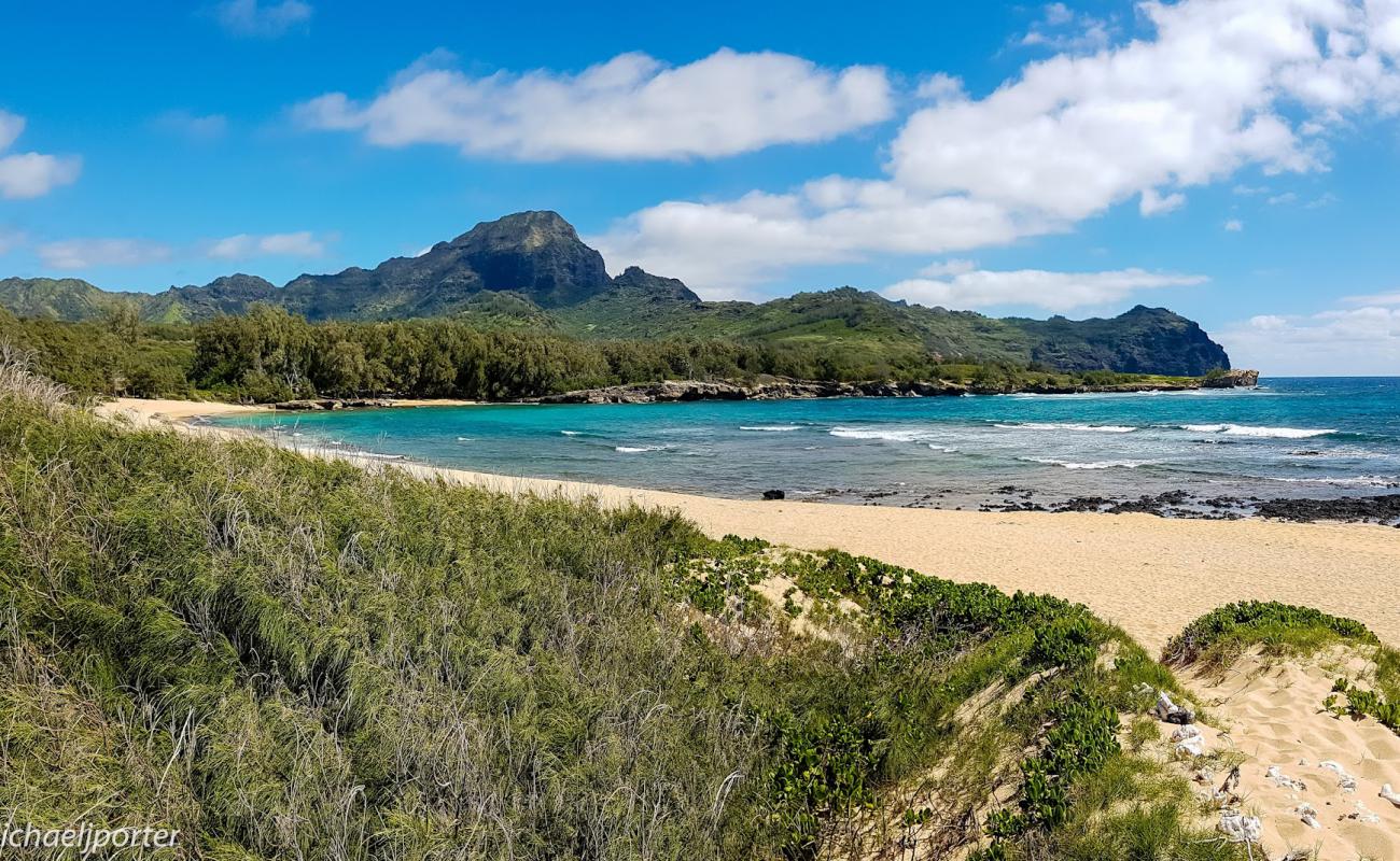 Photo de Mahaulepu Beach avec sable gris de surface