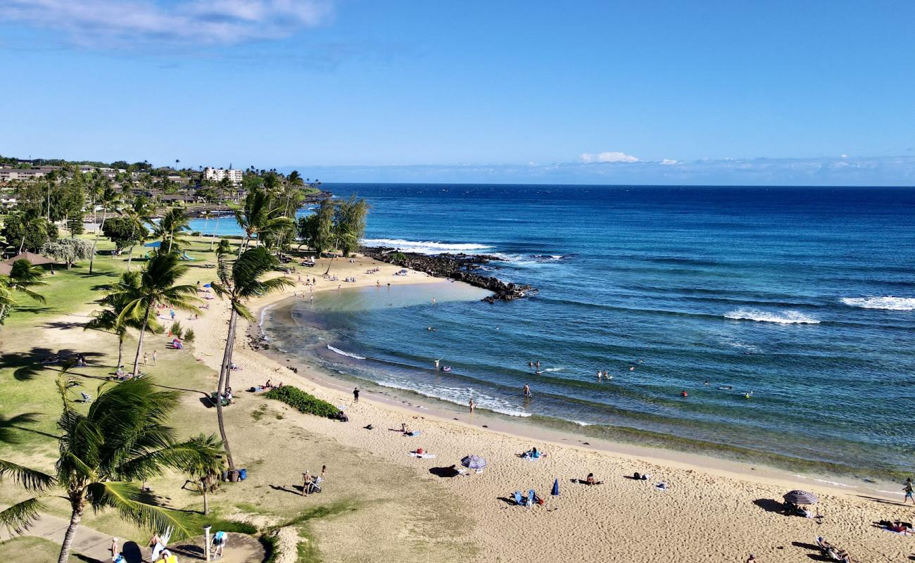 Photo de Plage de Poipu avec sable lumineux de surface