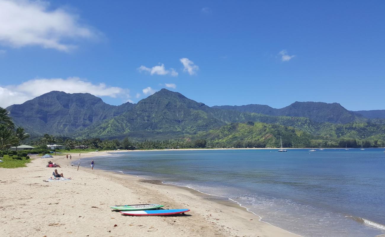 Photo de Hanalei Beach avec sable lumineux de surface