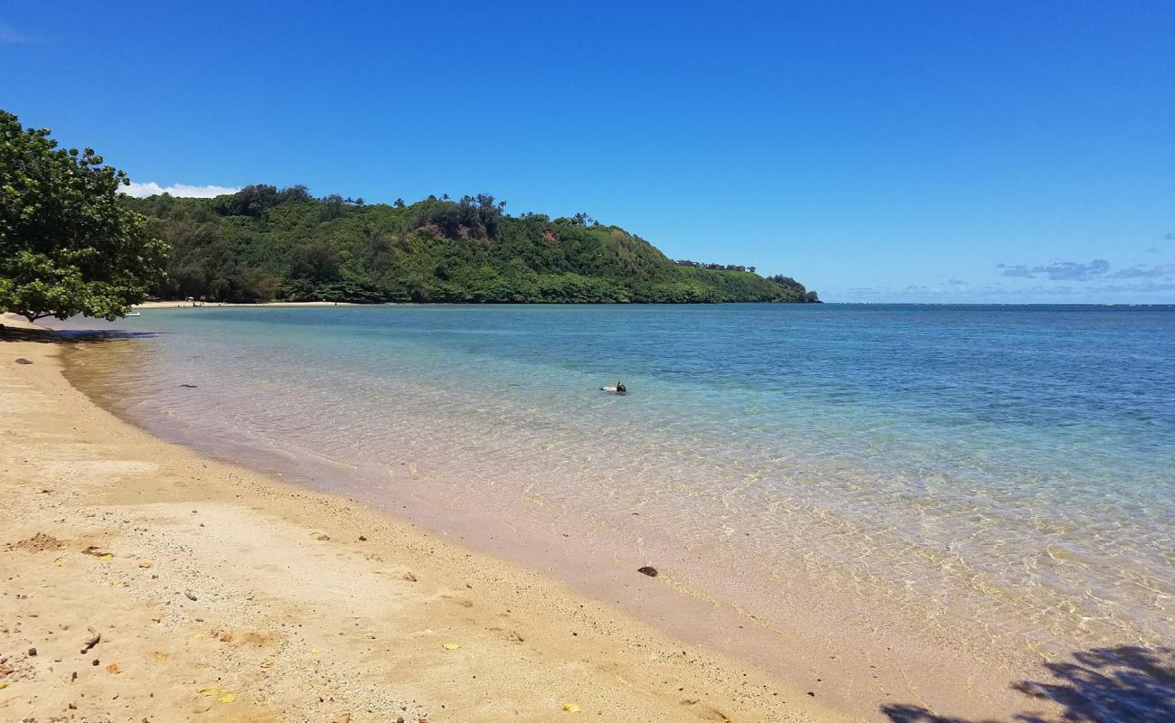 Photo de Anini Beach avec sable lumineux de surface