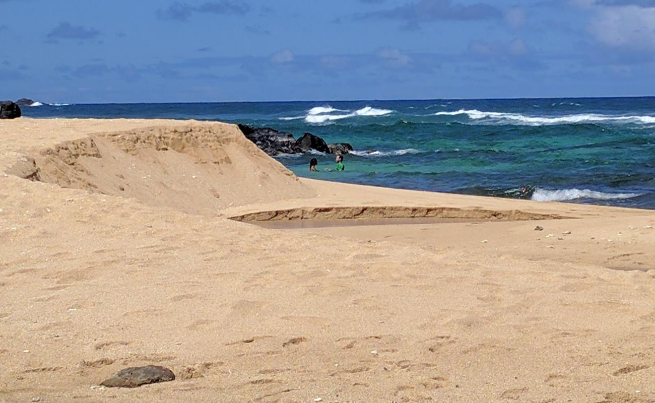 Photo de Kaluakai Beach avec sable brillant et rochers de surface