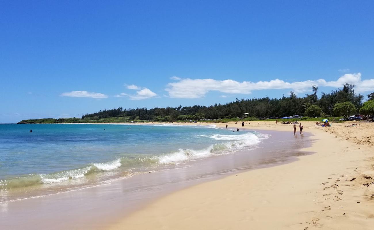 Photo de Kealia Beach avec sable lumineux de surface