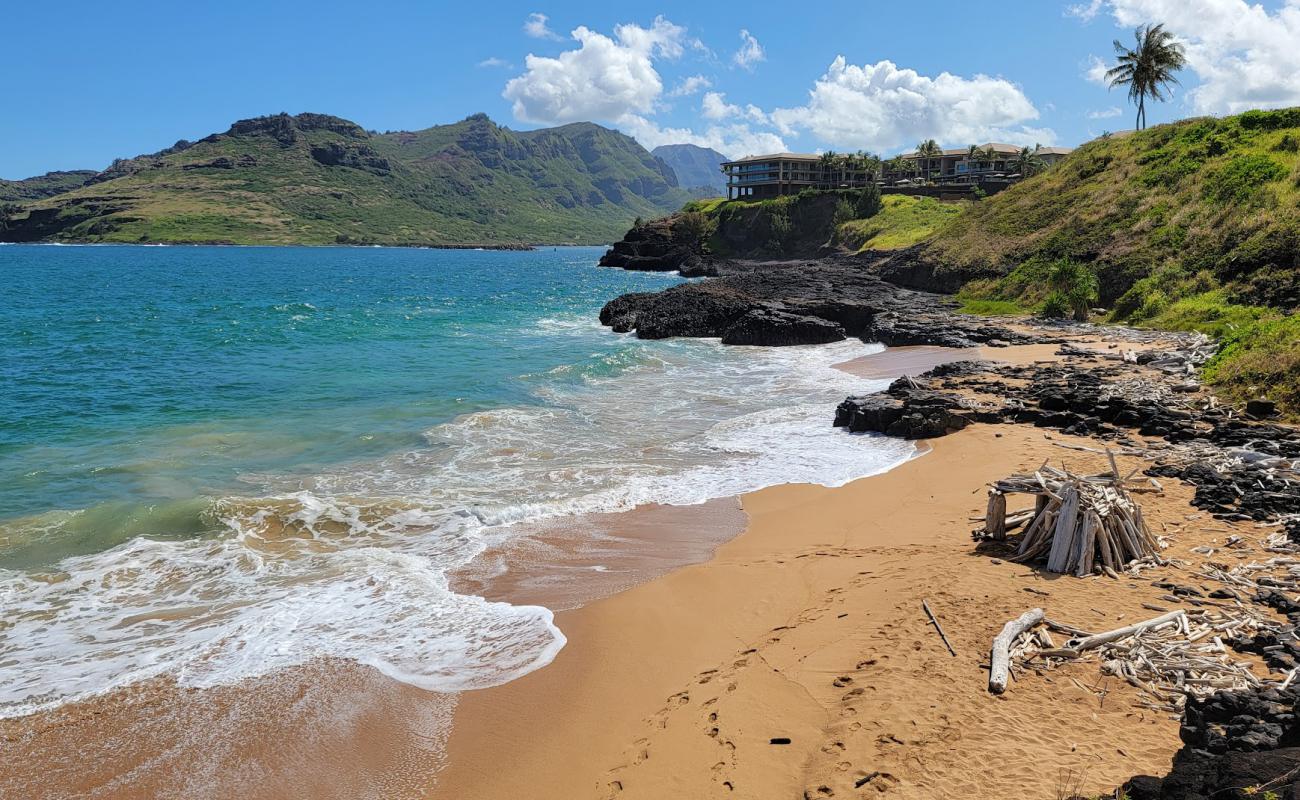 Photo de Ninini Beach avec sable brillant et rochers de surface