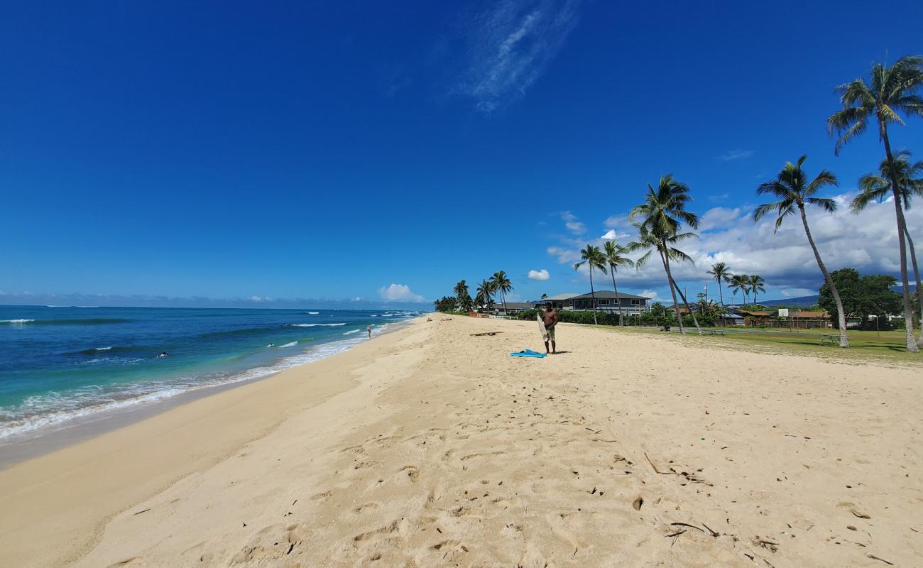 Photo de Pu'uloa Beach Park avec sable lumineux de surface