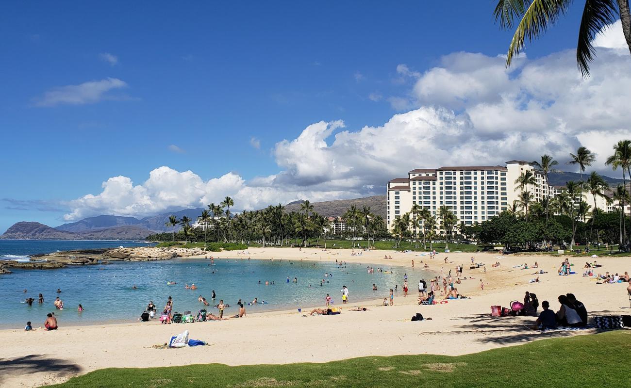 Photo de Ko Olina Beach avec sable beige fin de surface