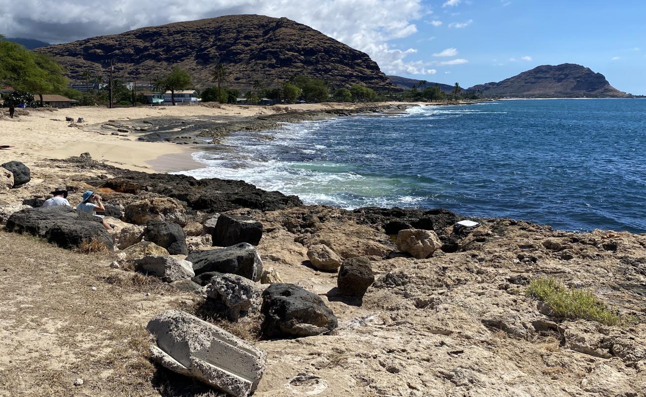 Photo de Pokai Bay Beach avec sable beige & pierres de surface