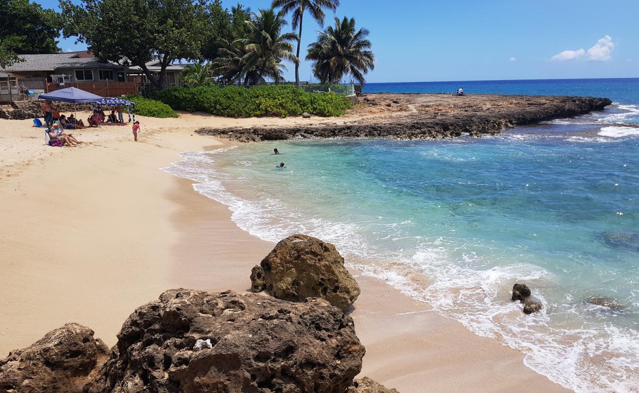 Photo de Aki's Beach avec sable lumineux de surface