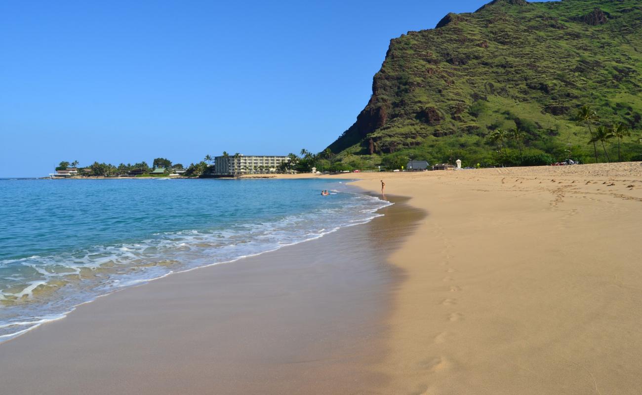 Photo de Makaha beach avec sable fin et lumineux de surface