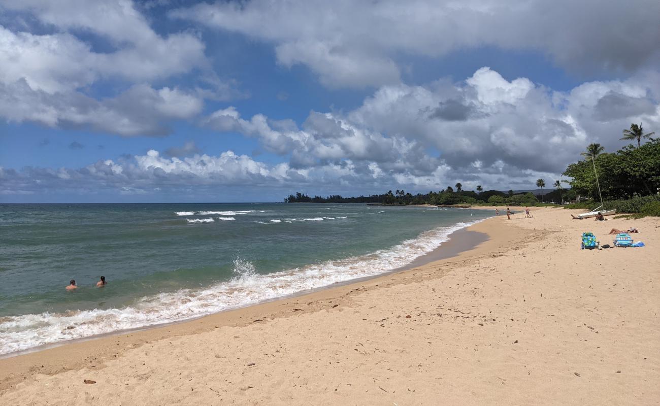 Photo de Hale'iwa Beach avec sable lumineux de surface