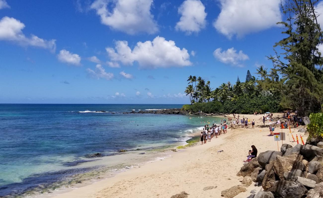 Photo de Laniakea Beach avec sable lumineux de surface