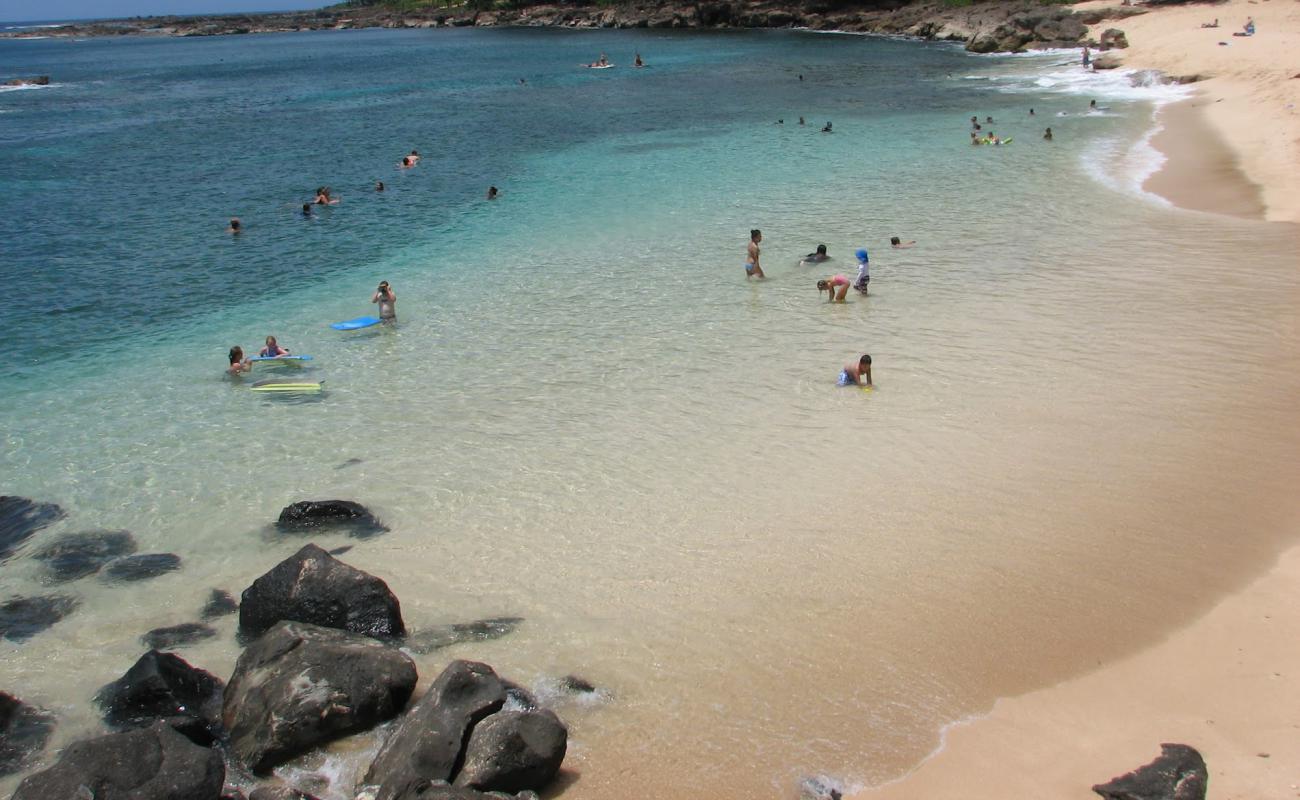 Photo de Three Tables Beach avec sable beige & pierres de surface