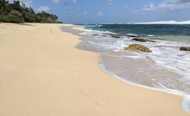 Photo de Kaihalulu Beach avec sable lumineux de surface