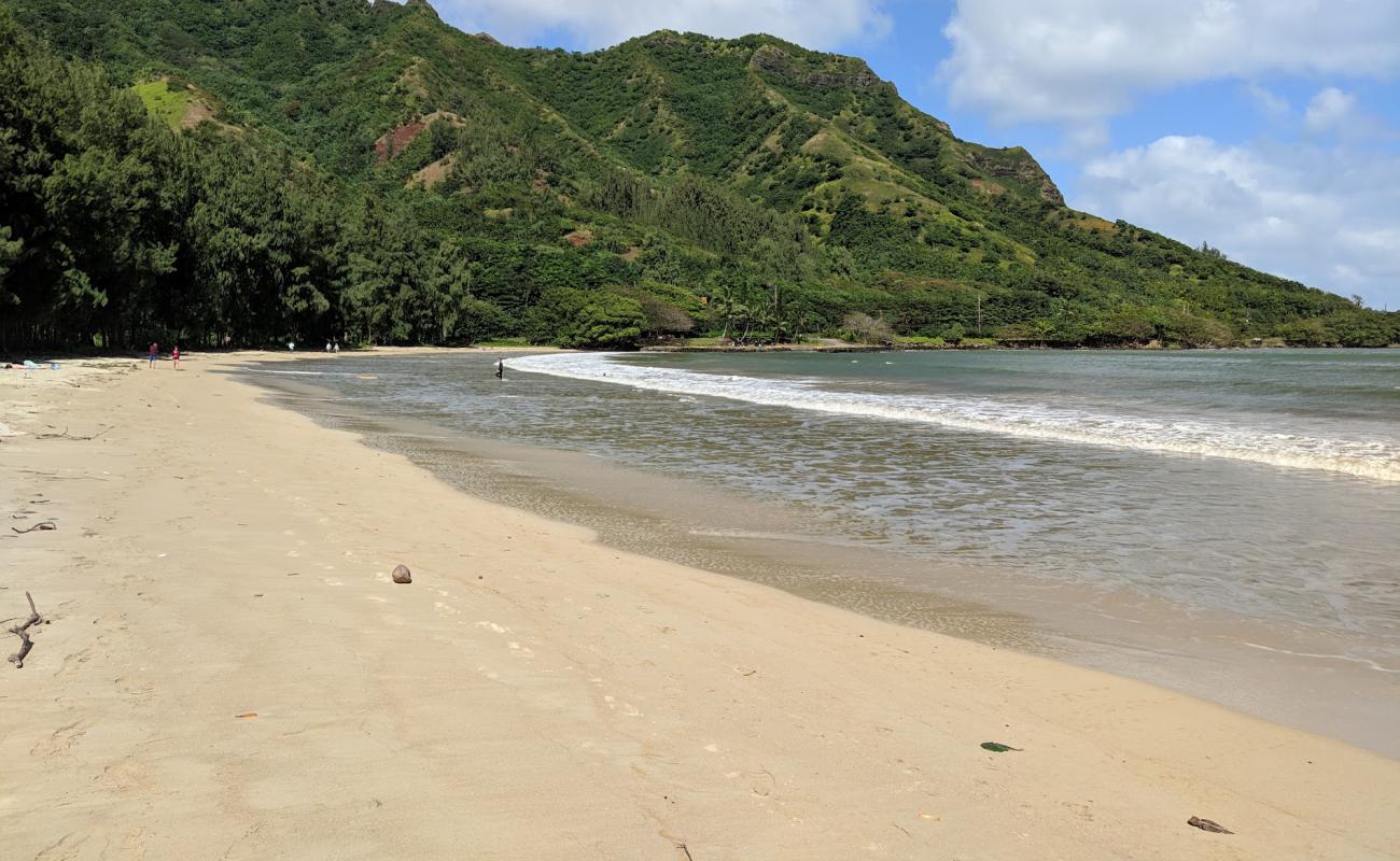 Photo de Kahana Bay Beach Park avec sable beige de surface