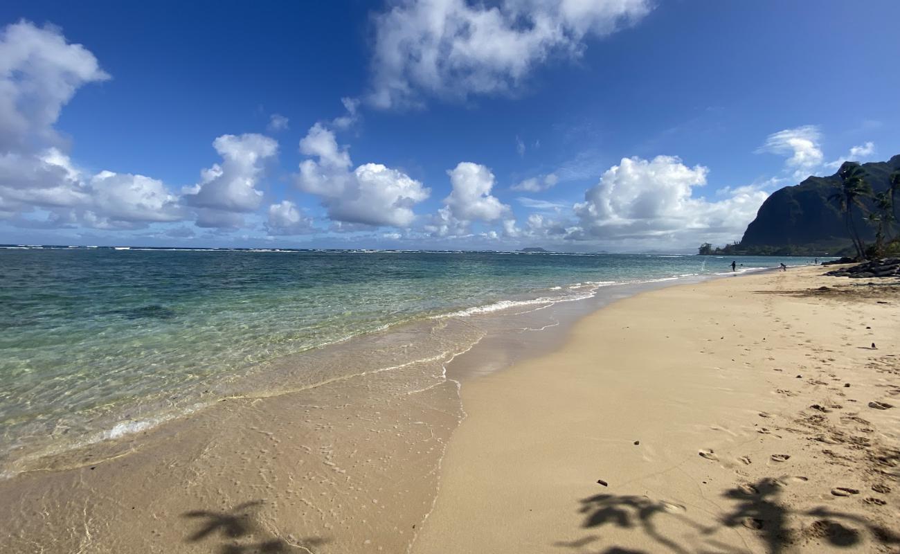 Photo de Kaaawa Beach avec sable lumineux de surface