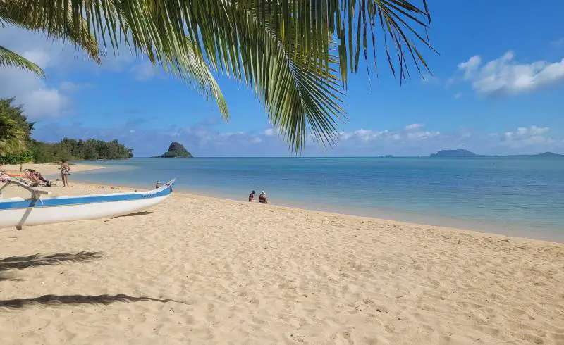 Photo de Secret Island Beach avec sable lumineux de surface