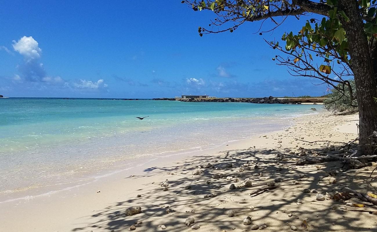 Photo de Hale Koa Beach avec sable clair avec caillou de surface