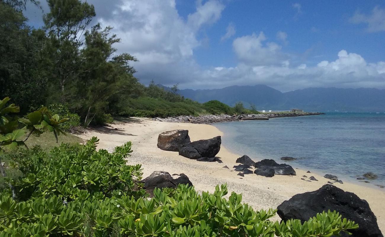 Photo de Secret Beach avec sable brillant et rochers de surface