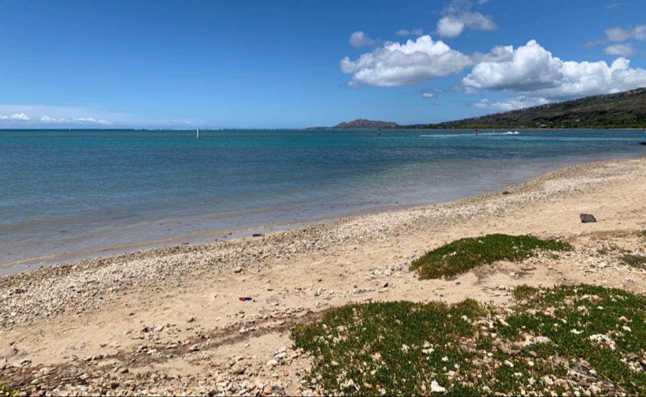 Photo de Maunalua Bay Beach avec sable brillant et rochers de surface