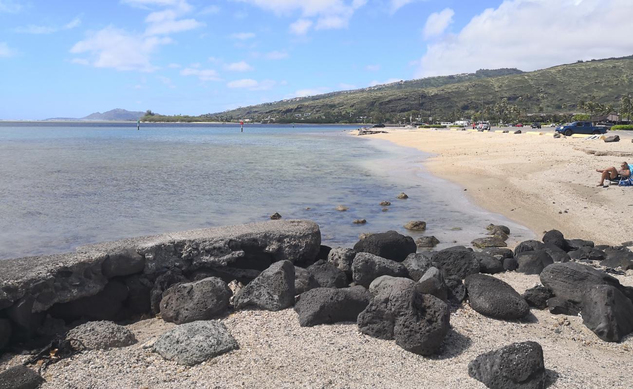 Photo de Maunalua Bay Beach Park avec sable beige & pierres de surface