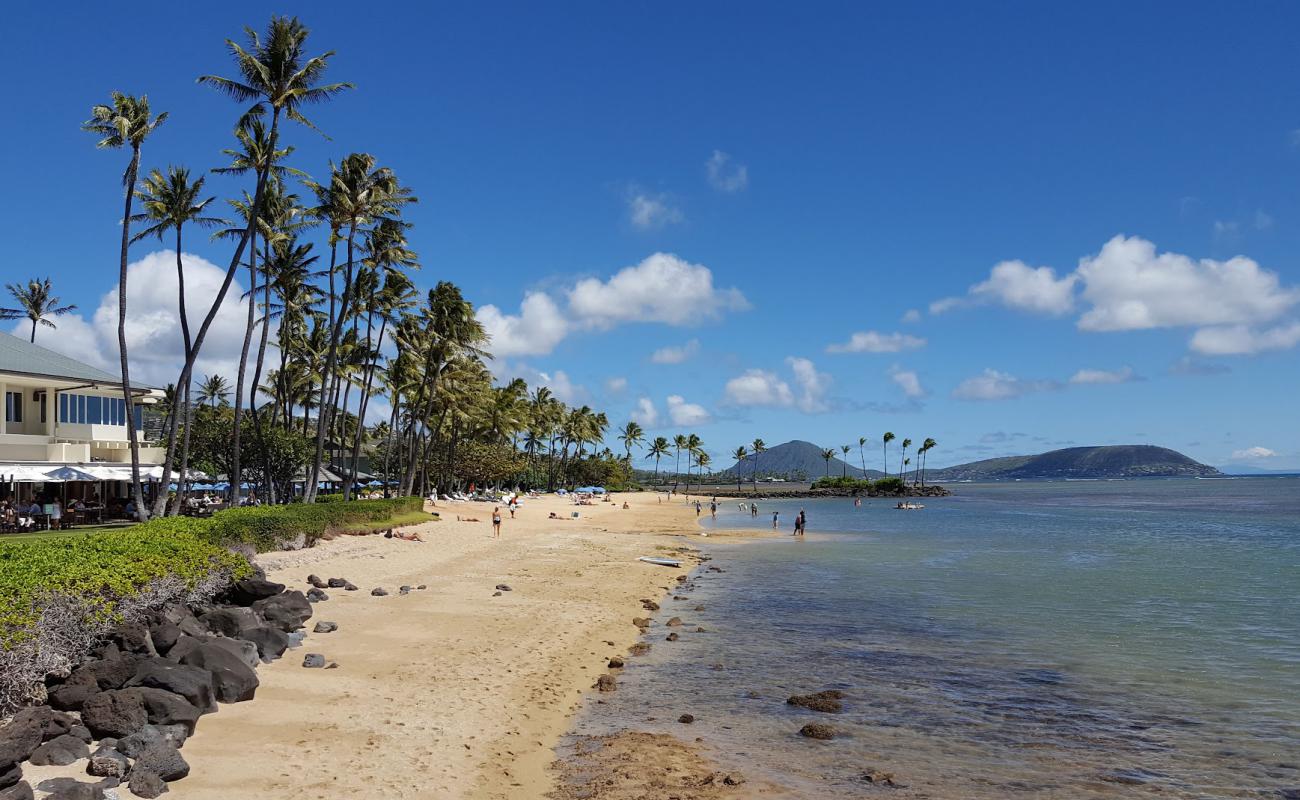 Photo de Kahala Hilton Beach avec sable lumineux de surface